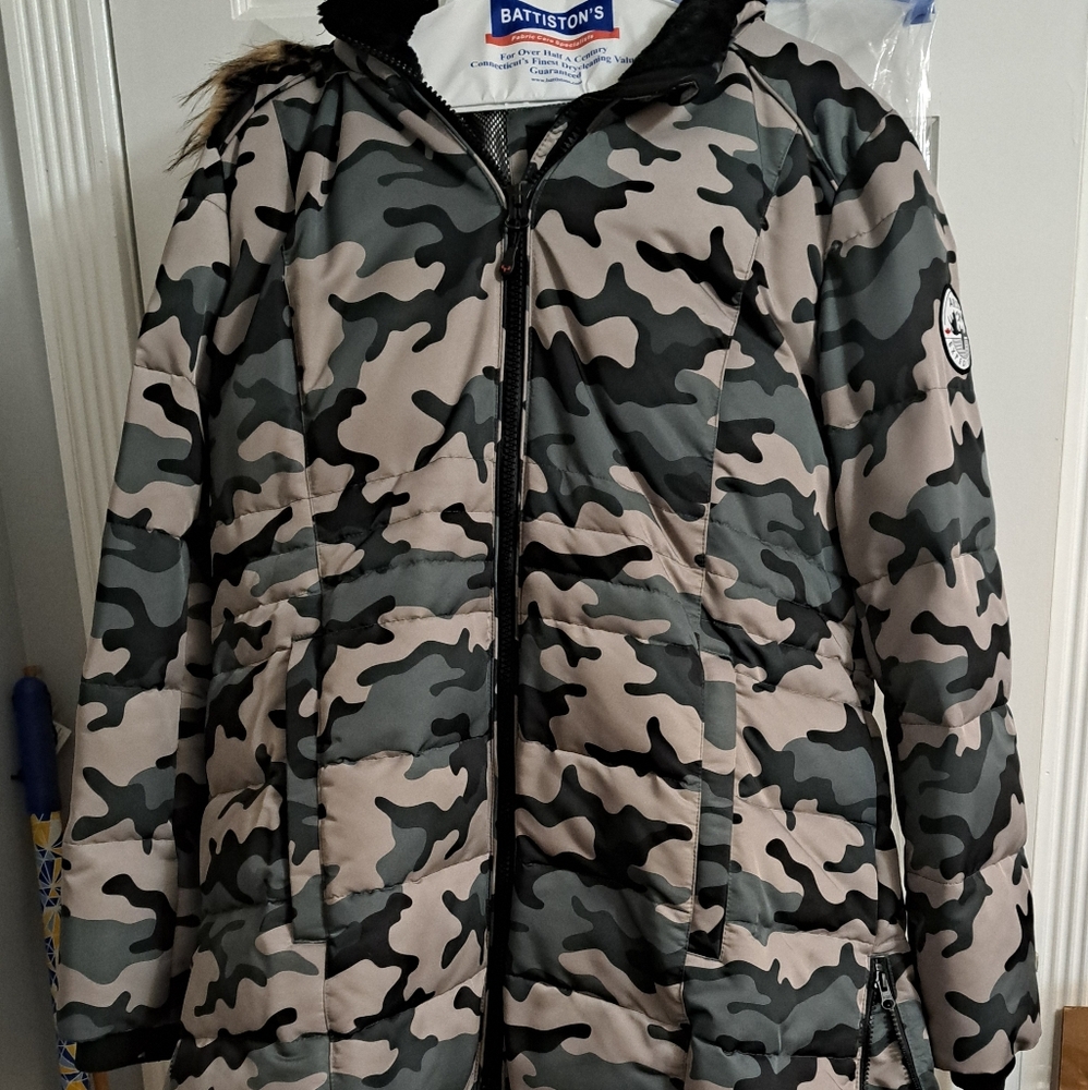 Pre owned Artic Expedition ladies size L coat. Camo